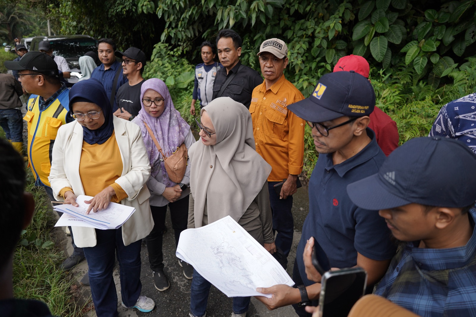 Bupati Luwu Utara Indah Putri Indriani bersama pihak BBWS Pompengan Jeneberang, PTSP Provinsi Sulawesi Selatan, Dinas PUPR Sulawesi Selatan meninjau lokasi pembangunan Bendungan Rongkong di Desa Tandung, Kecamatan Sabbang Luwu Utara.