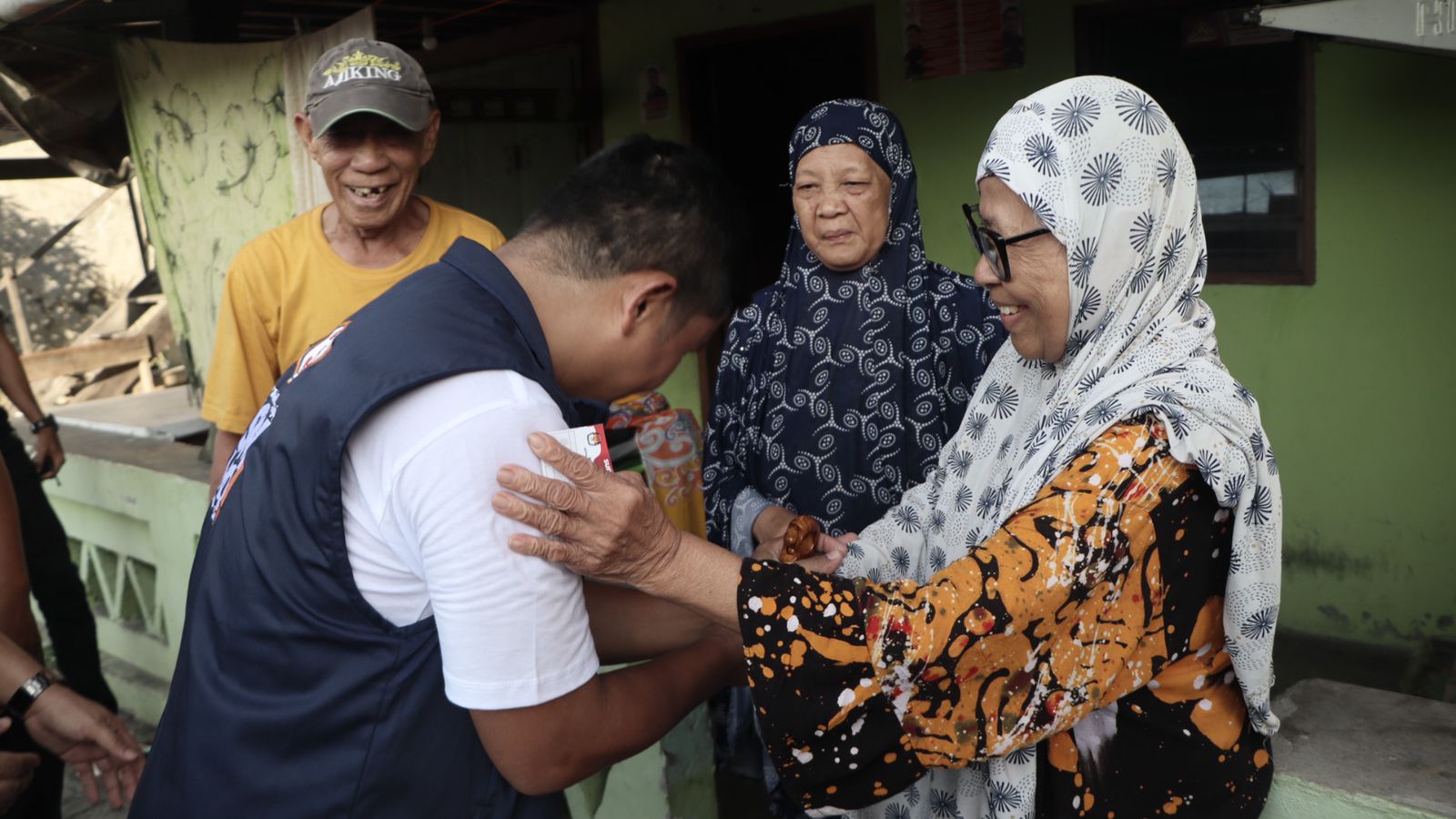 Sapa Masyarakat dari Pintu ke Pintu, Tasming-Hermanto Dapat Dukungan Kuat dari Warga Mallusetasi