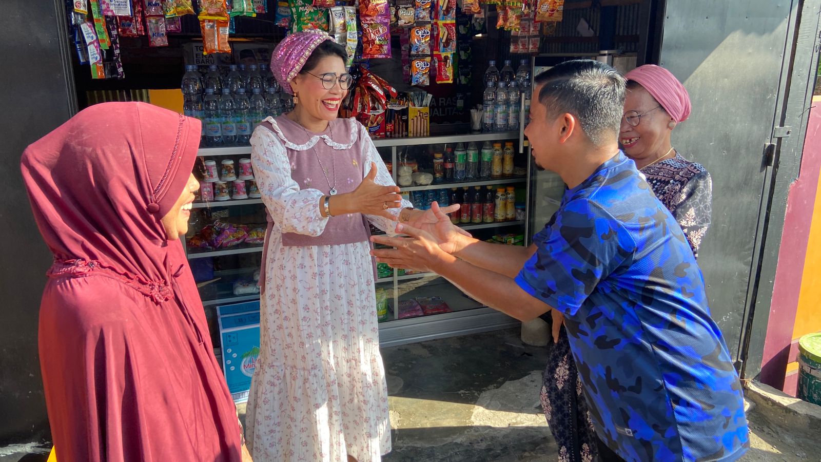 Blusukan di Lompoe, Tasming-Hermanto Tegaskan Komitmen Bantuan Pemerintah Tepat Sasaran untuk Warga