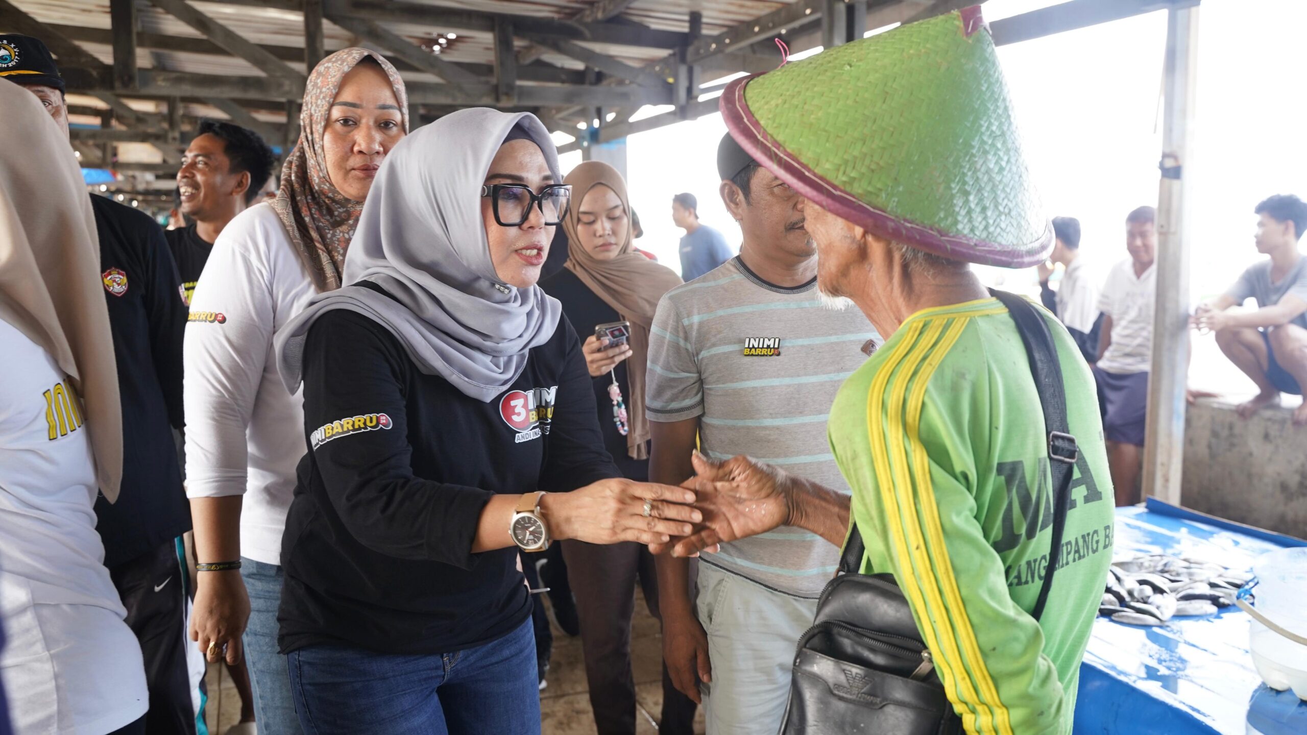 Blusukan di Pasar, Andi Ina-Abustan Disambut Hangat Warga Sumpang Binangae