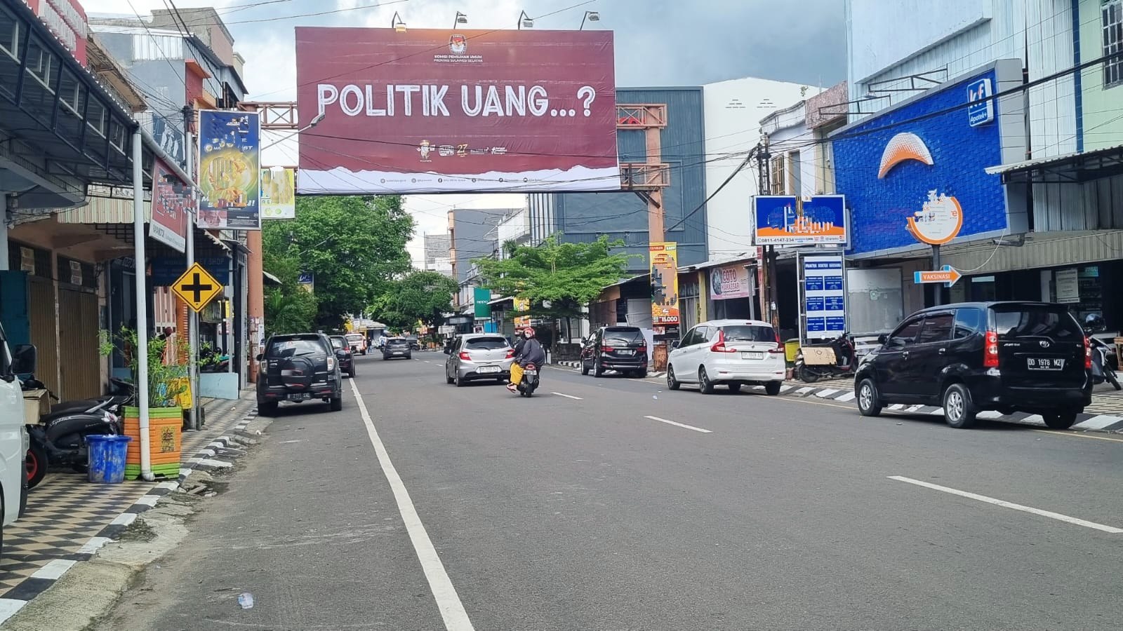 Pesan 'Politik Uang?' di Baliho KPU Sulsel, Warga Parepare Terpancing Penasaran