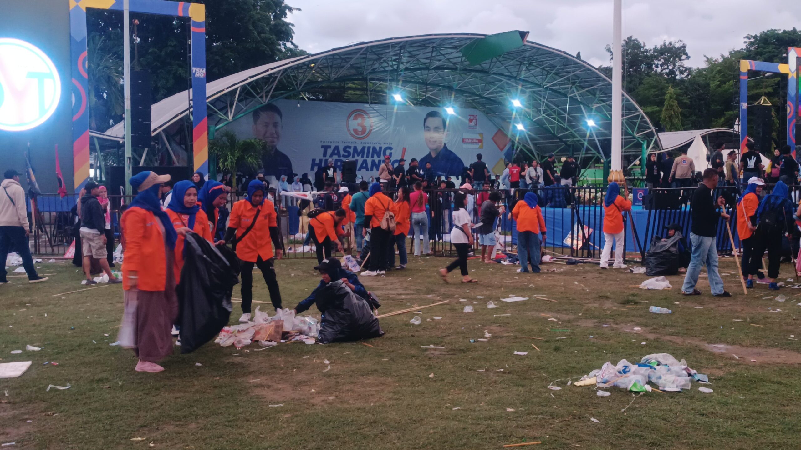 Usai Kampanye Akbar TSM-MO, Panitia Gerak Cepat Bersih-bersih Lapangan Andi Makkasau