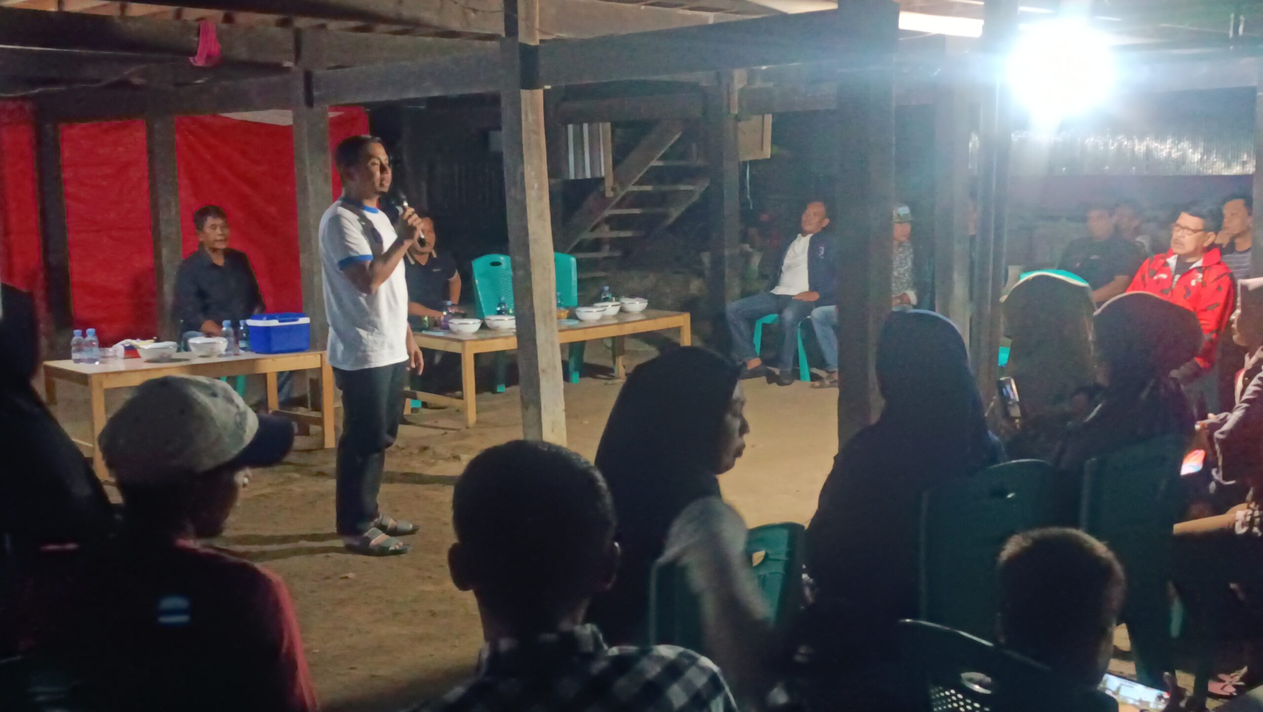 Ungkapan Syukur, Warga Lemoe Sambut Tasming Hamid di Acara Makan Malam