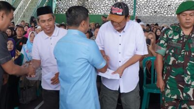 Wali Kota Tasming Hamid Serahkan Insentif untuk RT/RW, Pengurus Masjid, dan Aparat Keamanan