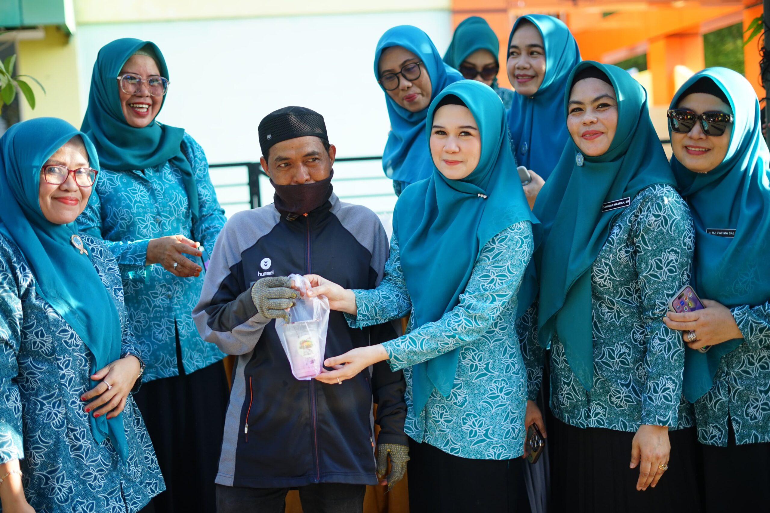 Ramadan Berkah, Tim Penggerak PKK Parepare Donasikan Baju dan Takjil untuk Warga