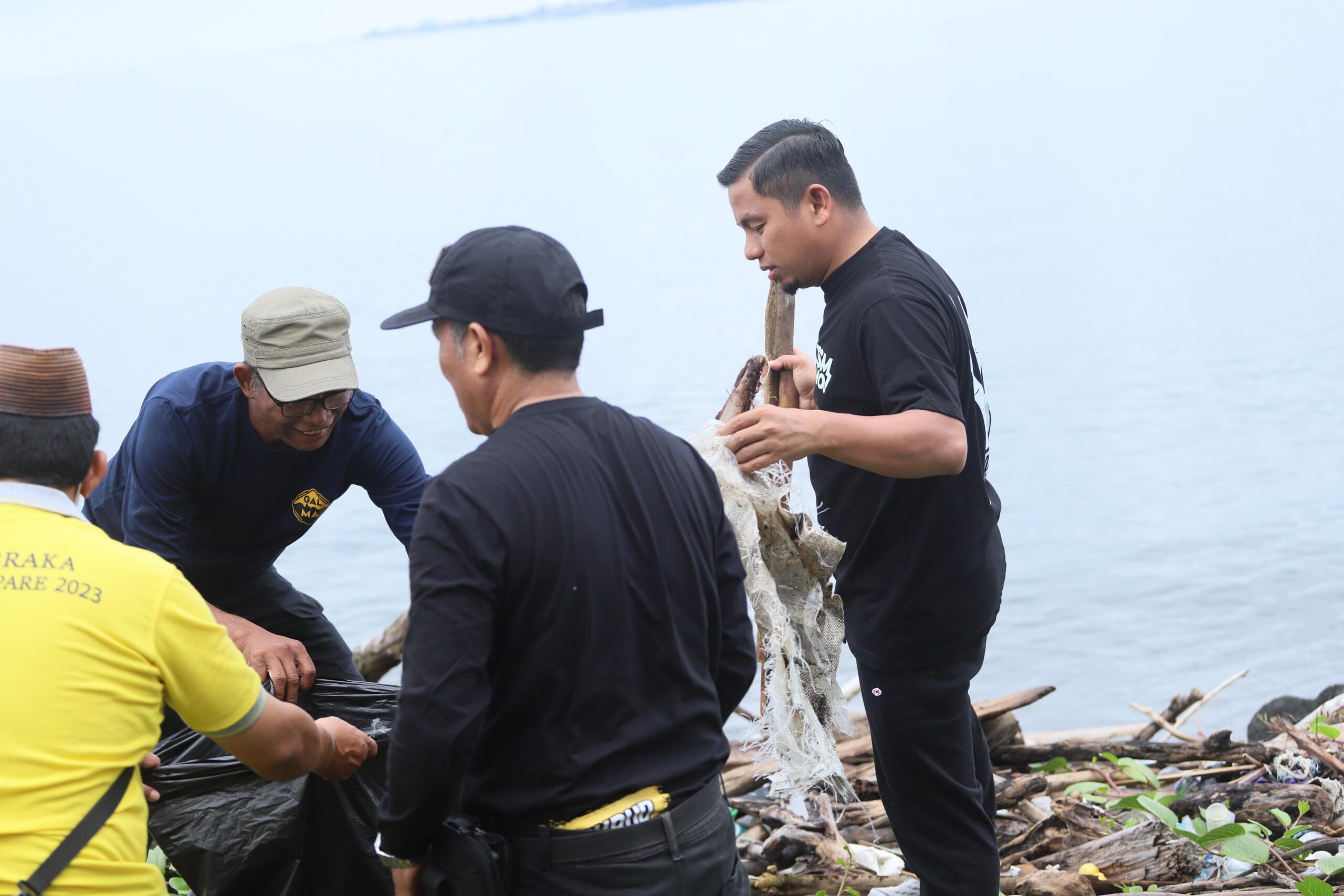 Parepare Fokus Kebersihan, Wali Kota Tasming Hamid Pimpin Kerja Bakti Massal di Taman Mattirotasi