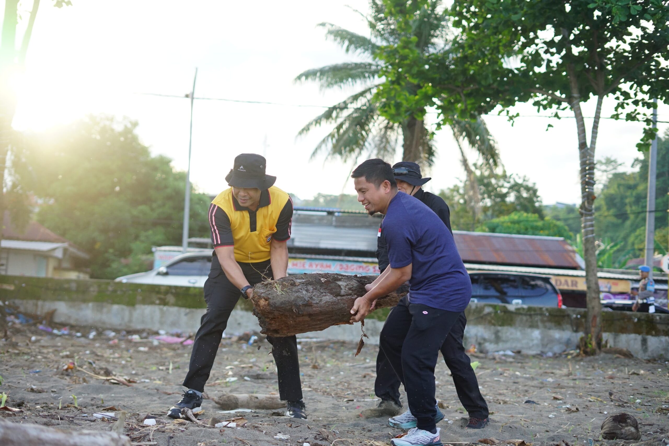 Jumat Bersih Jadi Komitmen Pemkot Parepare, Wali Kota Tasming Hamid Ajak Warga Jaga Pantai dan Lingkungan