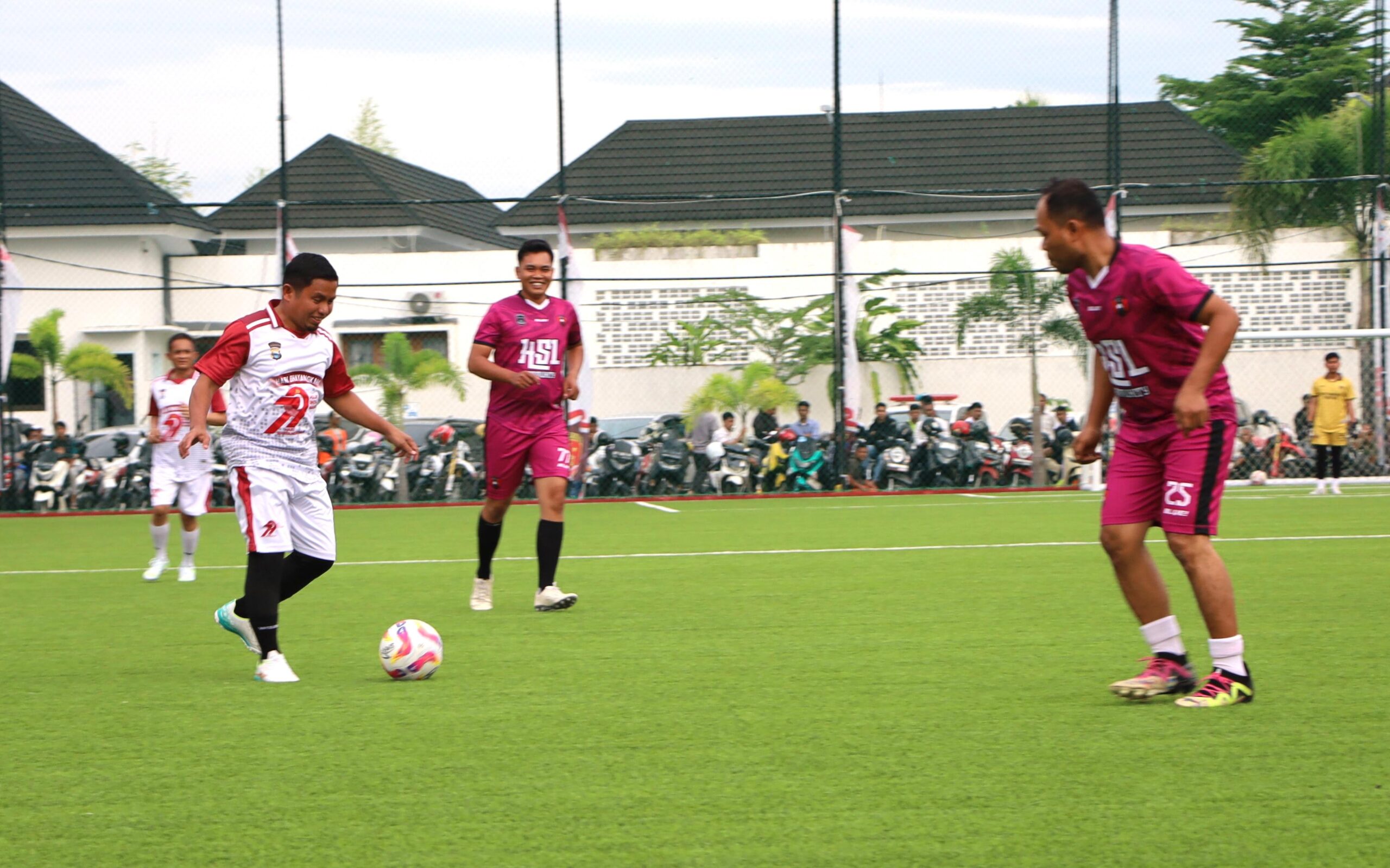 Wali Kota Tasming Hamid Cetak Gol Perdana di Laga Eksebisi Turnamen Mini Soccer HUT Bhayangkara ke-79