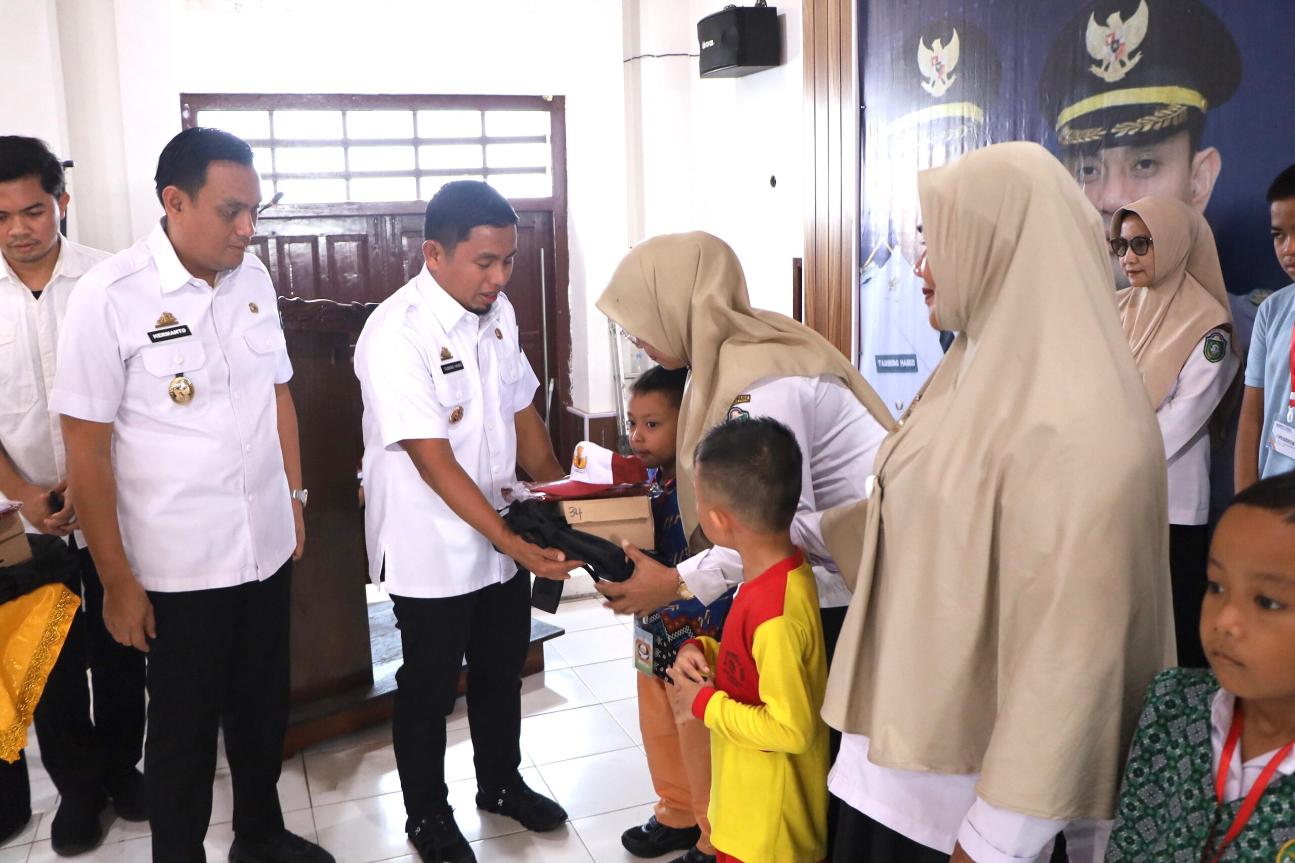 Wujudkan Janji Politiknya Soal Pemerataan Akses Pendidikan, Tasming Hamid Serahkan Ribuan Seragam Sekolah Gratis