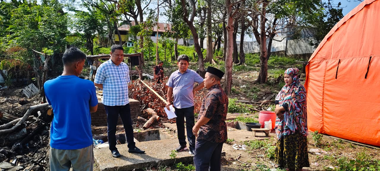 Direktur PAM Tirta Karajae Tinjau Korban Kebakaran dan Serahkan Bantuan Sosial