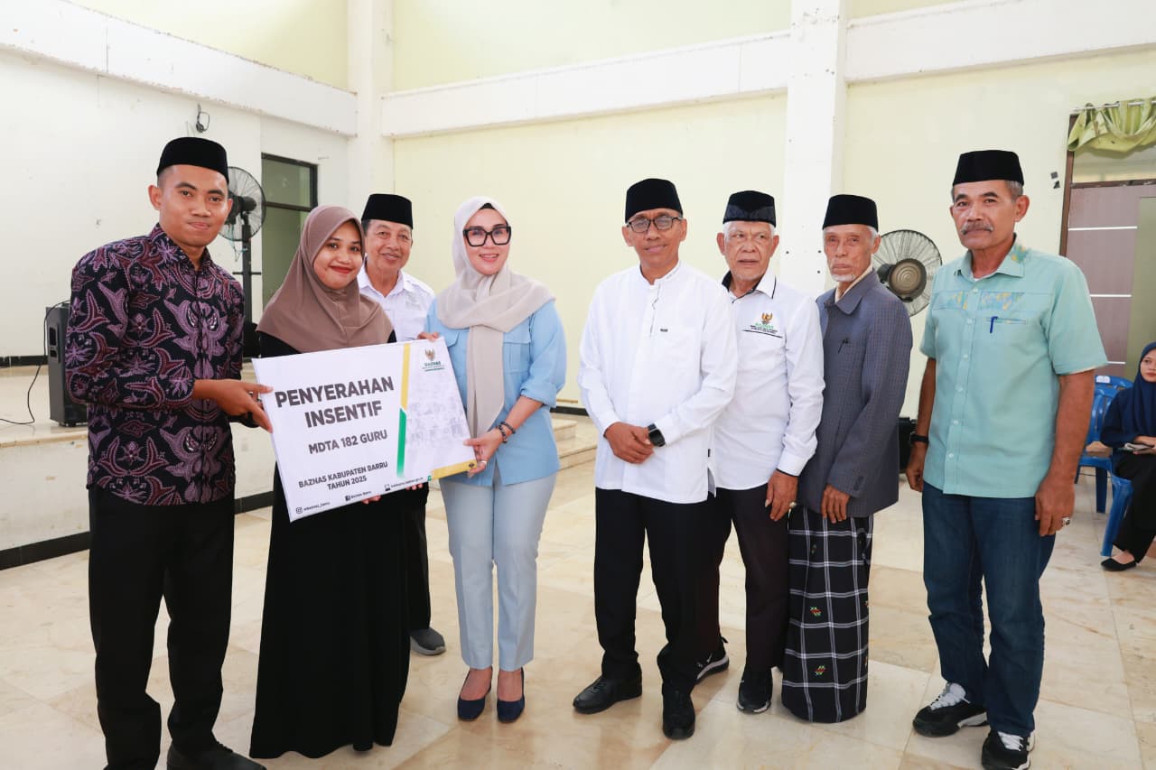 Bupati Barru Serahkan Insentif kepada 182 Guru MDTA, Dorong Penguatan Pendidikan BTQ