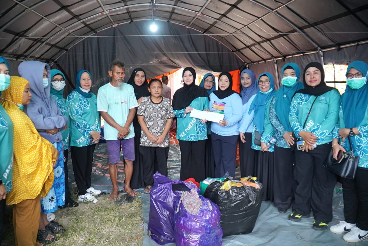 Ketua TP PKK Parepare, dr. Andi Arfiah Tasming, Salurkan Bantuan untuk Korban Kebakaran di Soreang