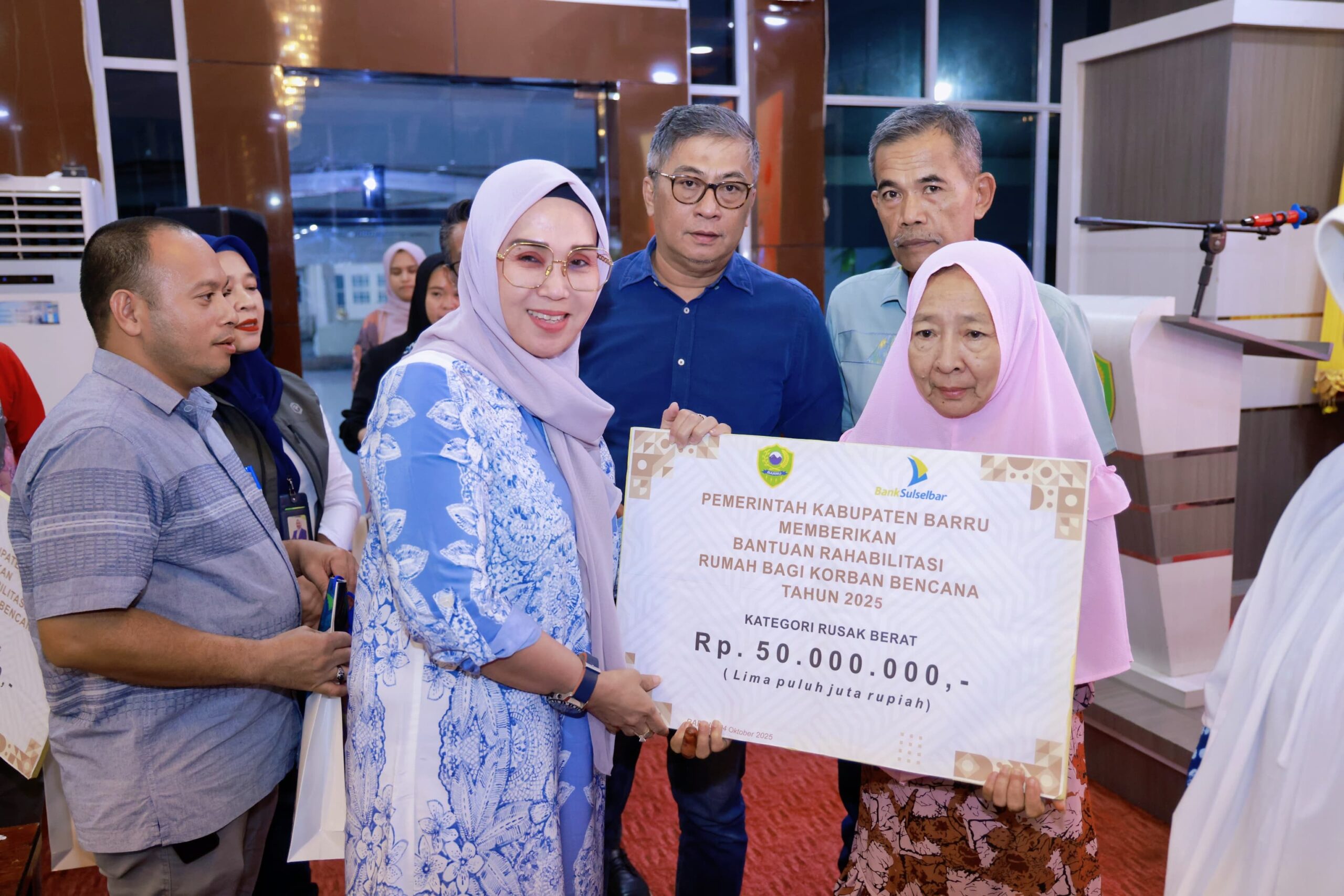 Bupati Barru Serahkan Bantuan Perbaikan Rumah untuk Warga Terdampak Bencana