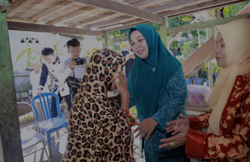 Ketua TP PKK Barru Pimpin Penyaluran Bantuan Sembako Untuk Warga Pra Sejahtra