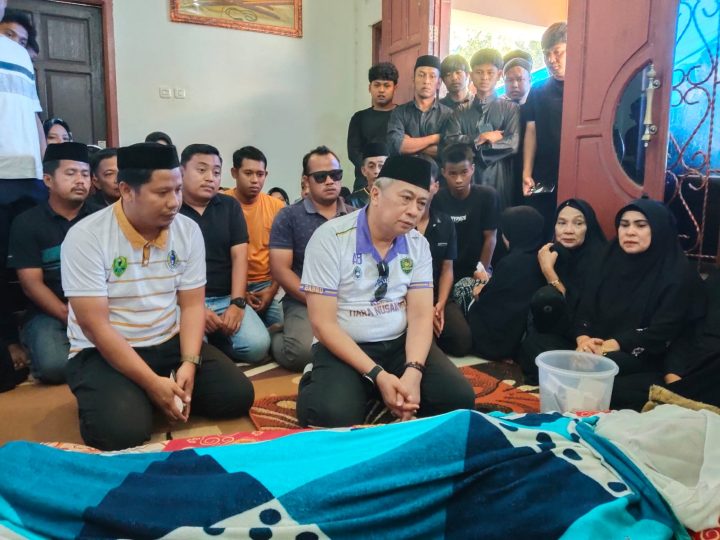 Wabup Barru Abustan Melayat ke Rumah Duka Atlet Pesepak Bola Muhammad Aidil