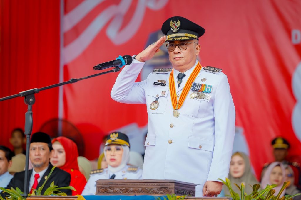 Wakil Bupati Barru, Abustan Pimpin Upacara Penurunan Bendera Peringatan HUT ke-80 RI