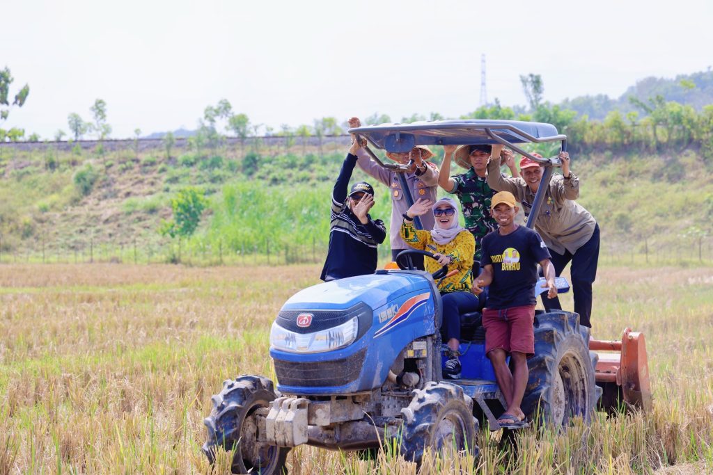 Tinjau Dem Farm Area Kelompok Tani Mega Buana Lipukasi, Bupati Barru Turut Garap Lahan Pakai Traktor