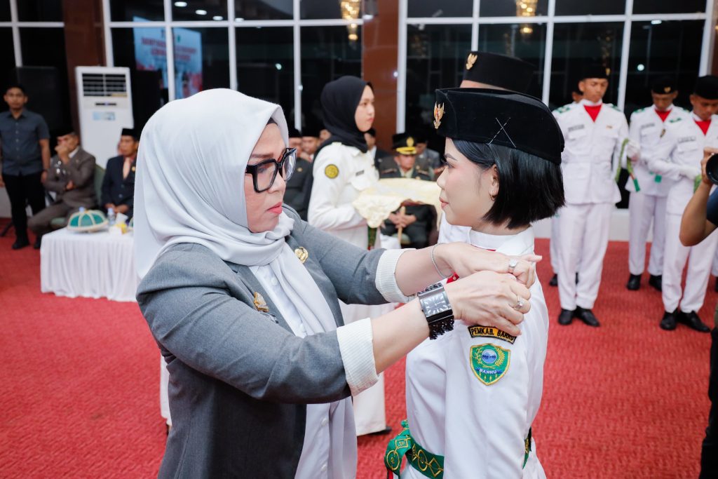 Bupati Barru Andi Ina Kukuhkan 70 Pasukan Paskibraka