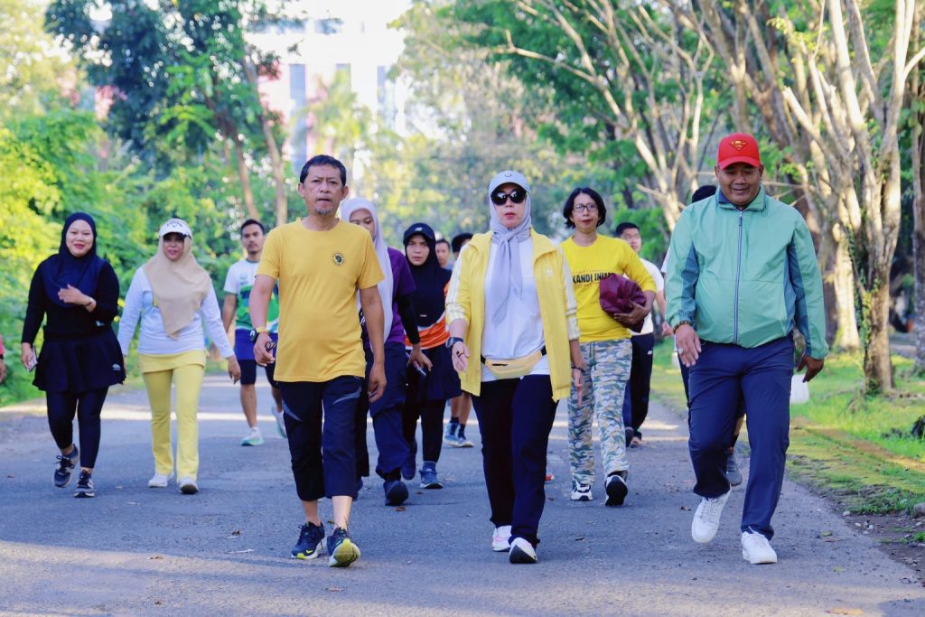 Bupati Barru Bersama Suami Kompak Berbaur Dengan Masyarakat Meriahkan Car Free Day