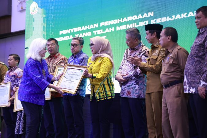 Komitmen Wujudkan Pembangunan Hijau Dan Rendah Karbon, Pemkab Barru Dapat Penghargaan Oleh KMS PE