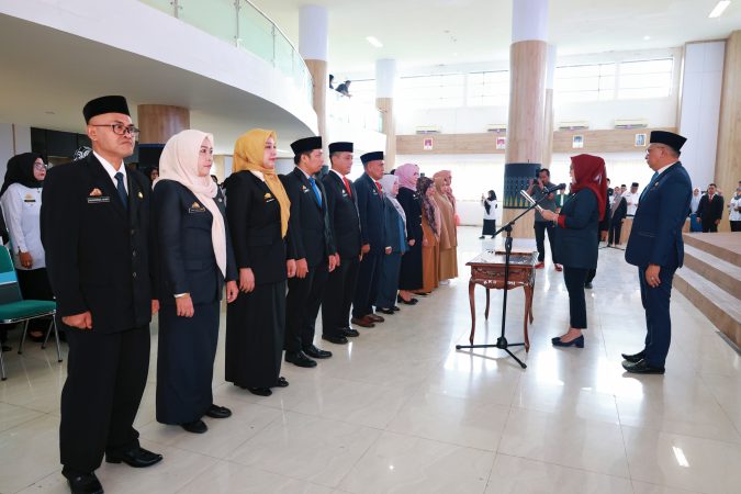 Bupati Andi Ina Lantik 12 Pejabat, Serahkan SK Plt Kepala Sekolah dan Mutasi ASN