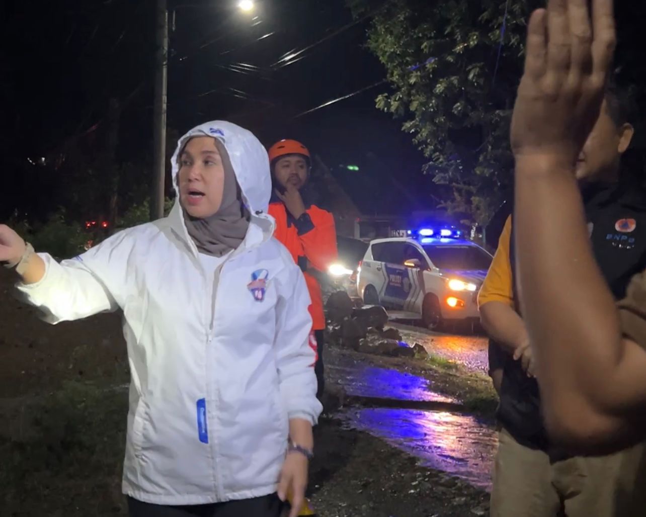 Bupati Barru Tinjau Langsung Lokasi Banjir, Pastikan Jalur Trans Sulawesi Aman