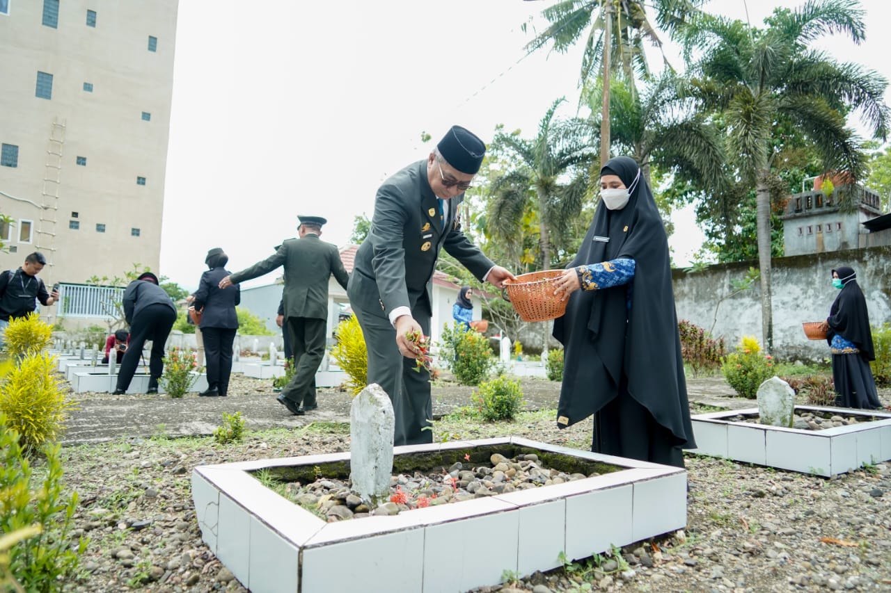 Wabup Barru Ziarah Makam Pahlawan dan Ajak Generasi Meneruskan Semangat Perjuangan