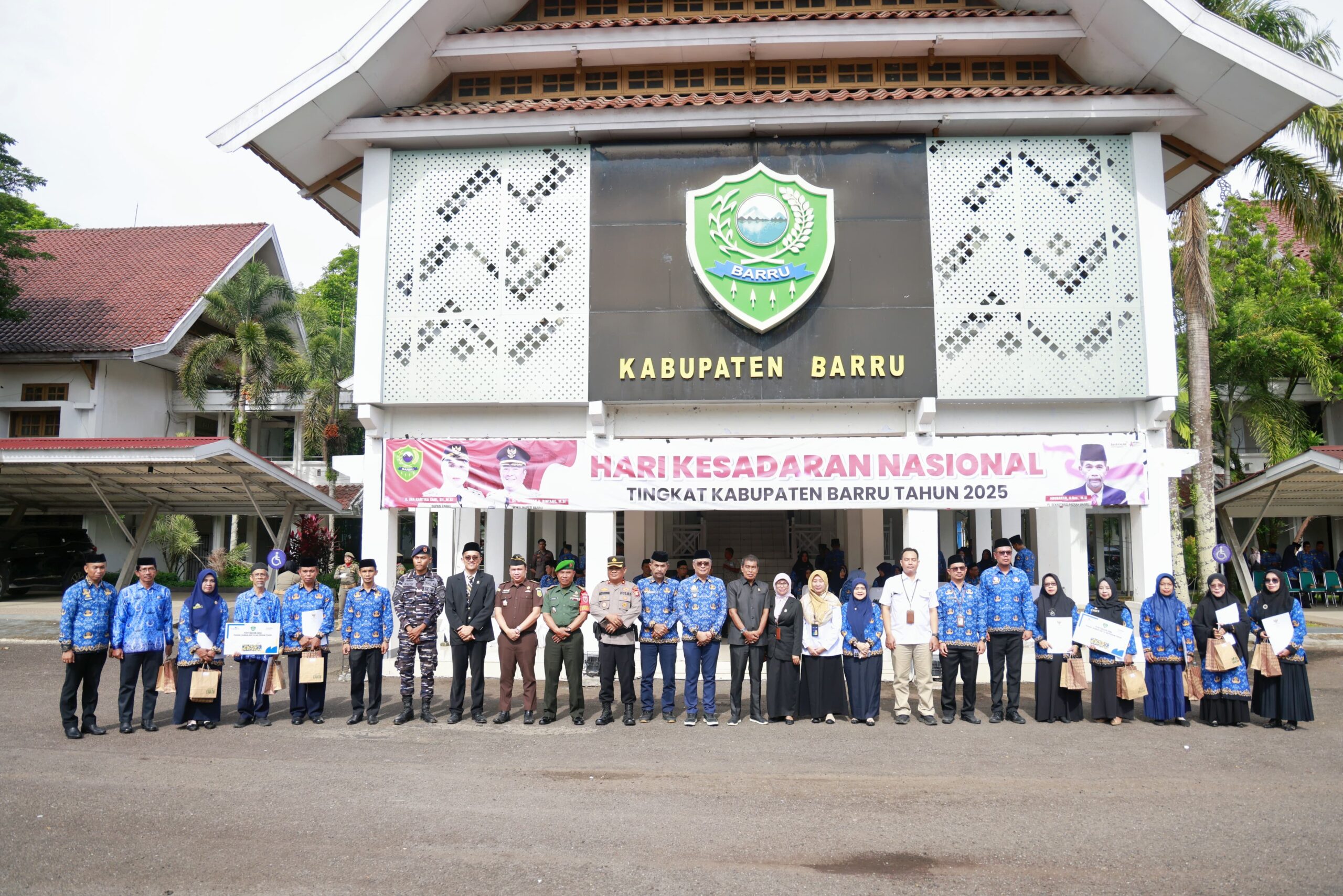 Abustan A Bintang Tegaskan Penguatan Etika dan Disiplin ASN pada Upacara HKN Barru