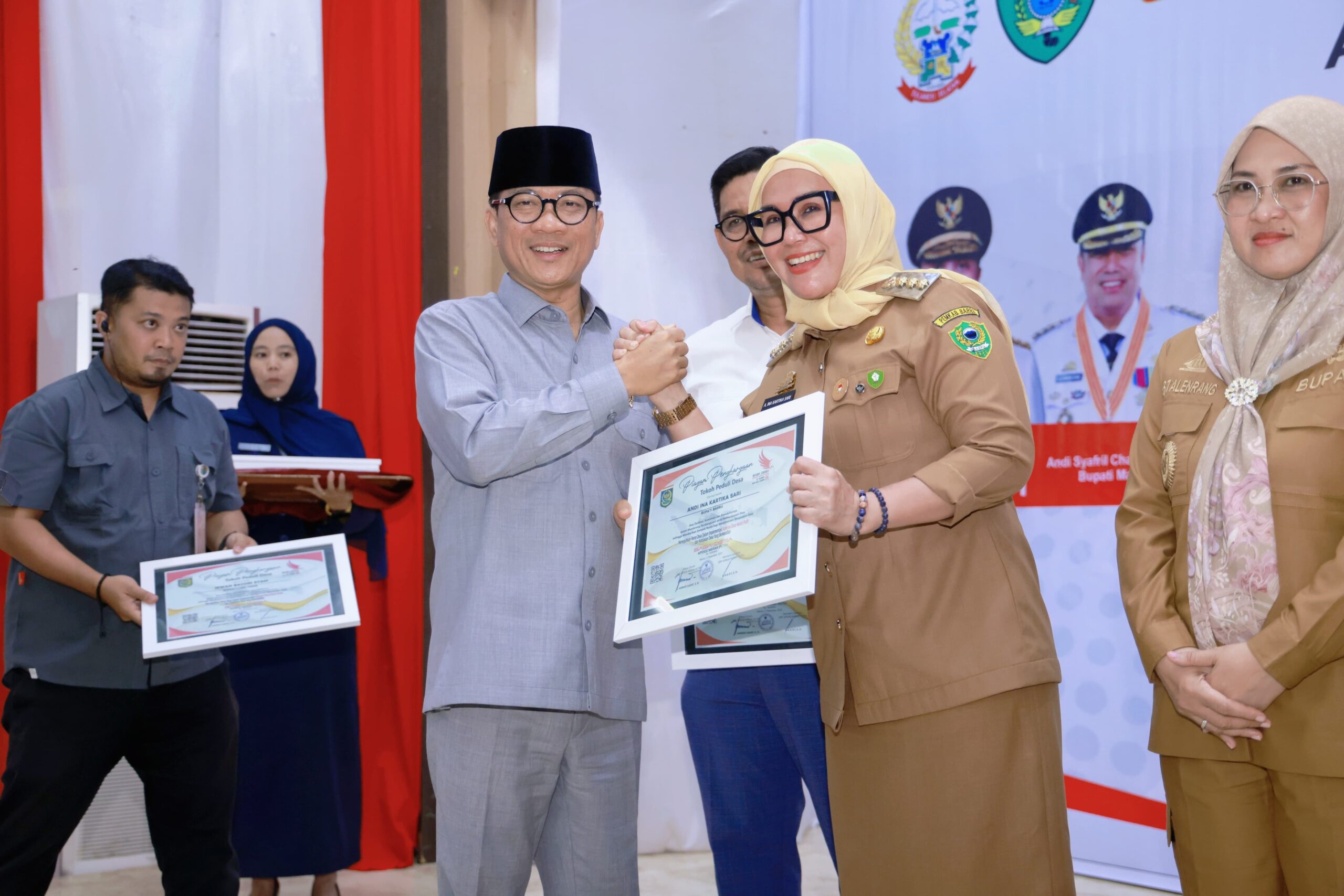 Bupati Barru Terima Penghargaan Kemendes sebagai Penggerak Ekonomi Berbasis Koperasi