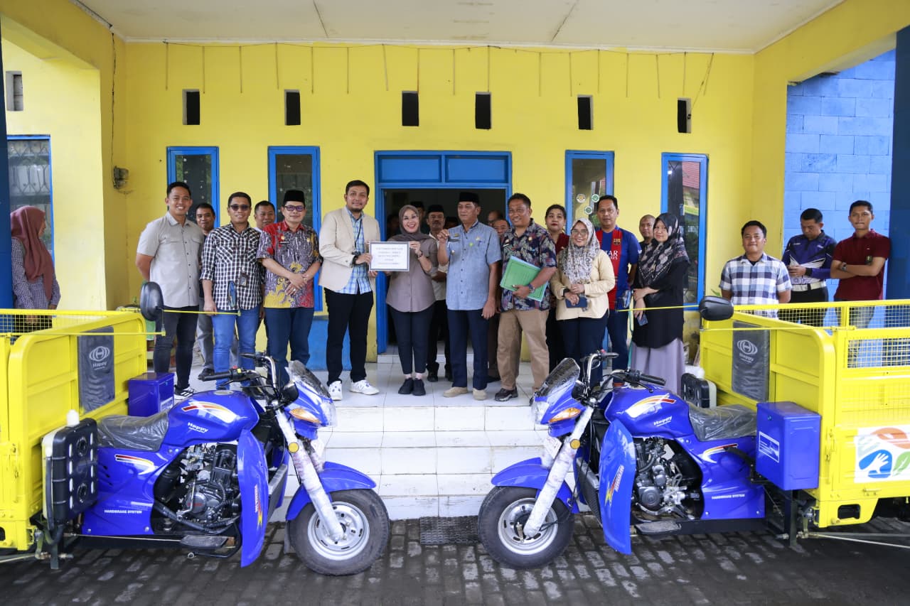 Bupati Barru Serahkan Dua Motor Pengangkut Sampah Bantuan CSR BRI