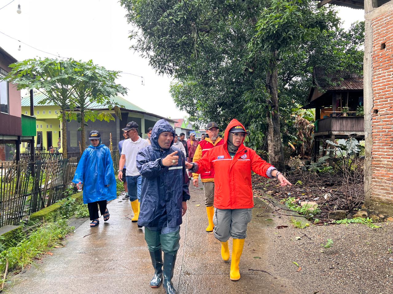 Bupati Barru Tinjau Lokasi Angin Kencang Terjang Dusun Pancana, Pemkab Gerak Cepat Tangani Warga Terdampak