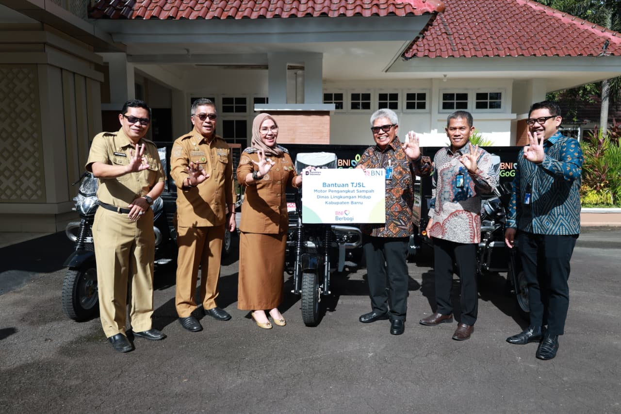 Pemkab Barru Terima Bantuan Armada Sampah TJSL dari BNI