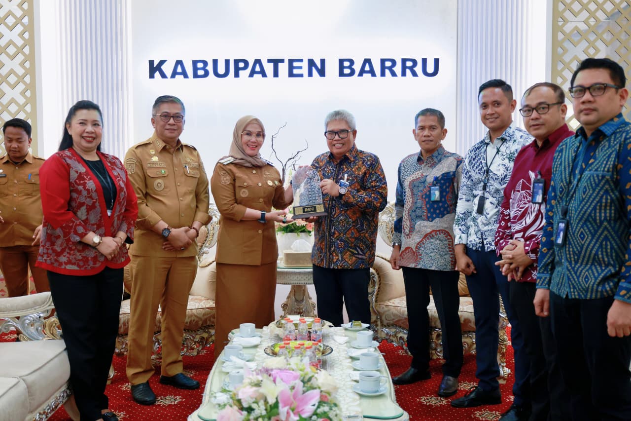 Dukung Gerakan Cinta Barru, BNI Regional 07 Makassar Serahkan Bantuan Armada Sampah