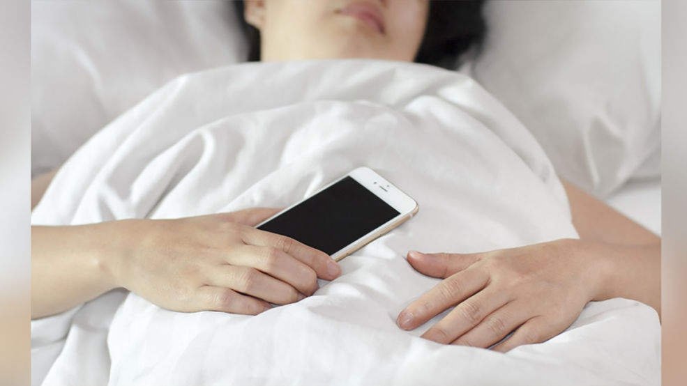 Hatihati, Ini 4 Bahaya Jika Sering Tidur di Dekat HP republiknews.co.id